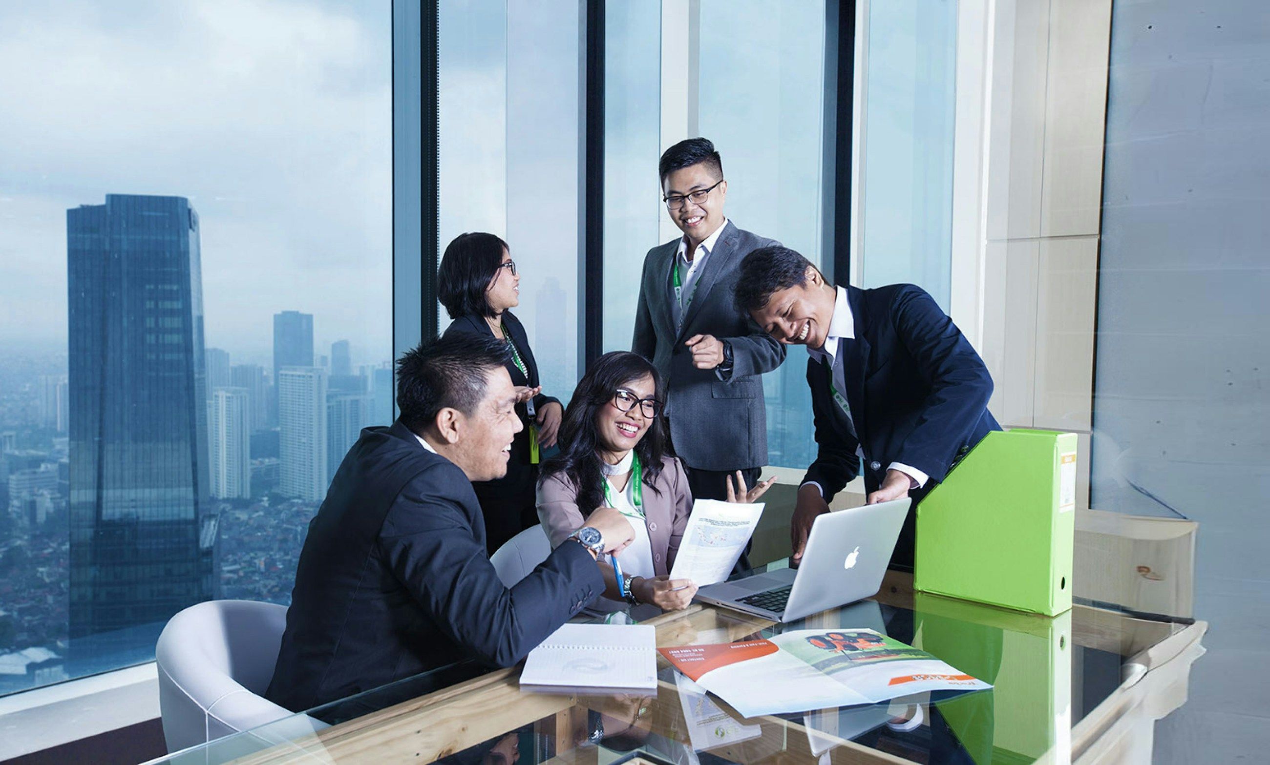 Para profesional berdiskusi di ruang rapat gedung perkantoran Jakarta
